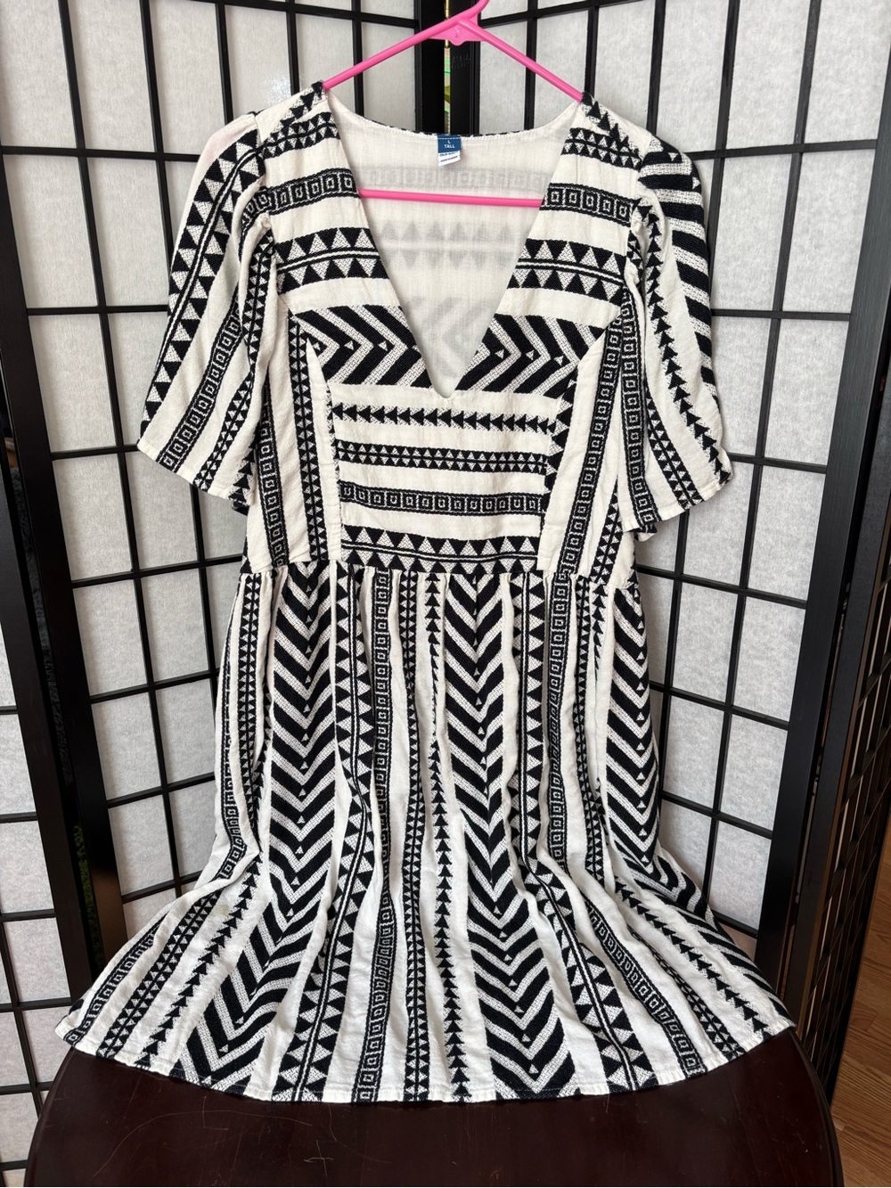 Old Navy Black & White Geometric V-Neck Dress